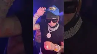 6ix9ine shows off his jewelry in the club listening to HABLA TORO