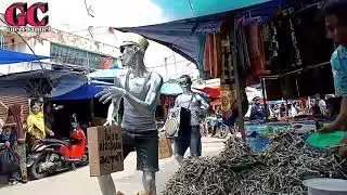 Goyang manusia perak/manusia silver di pasar solok