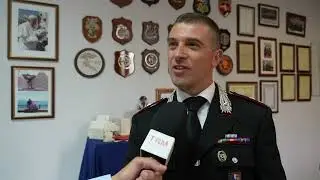 Riparano atto vandalico ripulendo la grande panchina di Lucera. Grazie al Comandante dei Carabinieri