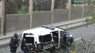 Roban una escopeta de un coche policial en la Cañada tras apedrear y tirotear a los agentes