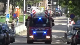(combi video) brandweer met spoed naar scheeps brand in Rotterdam