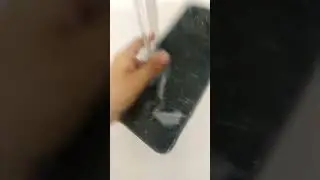 lavando el celular de mi mam&aacute; #xd