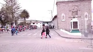Las gentes en el parque central de mira en el pregon navideño