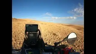 TUNISIA 2023 Passaggio stretto ,considerando il bagaglio, in un tratto della Pista di Rommel