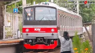 Aksi Wanita Penjaga Perlintasan Kereta Api KRL JPL 46 Matraman