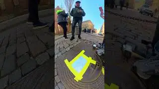 Отпечаток крышки канализационного люка на банке из-под газировки на улице Старой Риги #улица #иск...