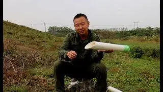 自制抓黄鳝神器！水管再次发挥大作用，黄鳝拼命往里钻