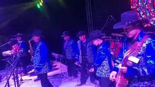 Cabalgando y la mujer los dos en Villa Montemorelos Durango---Conjunto Vencedor