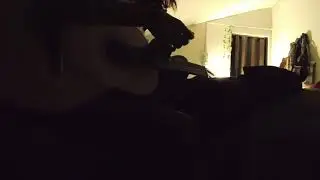 ISKARI FINGE TOCAR LA GUITARRA PARA PODER COMER EL BUDIN ESCONDIDO ABAJO DE LA CAMA JUNTO CON AZUL