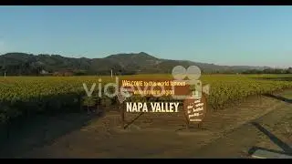 Pan down aerial shot of the welcome to the napa valley sign　三好多加也