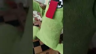 Aprende a jugar ajedrez con blue y sus amigos rainbow friends peluches 