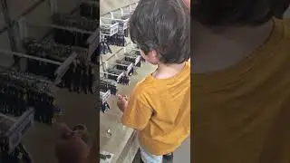 pequenininho escolhendo lembrancinhas