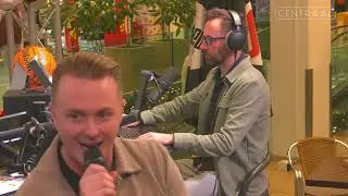 Leidse zanger Ray Benjamin zingt live in de studio om alle gevers van Sintvoorieder1 te bedanken