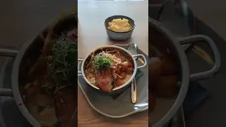 R&ouml;stzwiebeln Kresse Speck 🥓 Pfandl Essen mit Salat im Gasthaus Restaurant am Sonntag zum Geburtstag