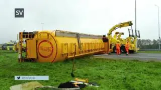 Berging gekantelde vrachtwagen geladen met veevoer A50 Epe - ©StefanVerkerk.nl