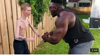 bodybuilders posing, bodybuilders posing on the beach, bodybuilders posing in public, bodybuilders p