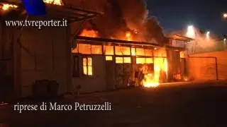 SPAVENTOSO INCENDIO CAPANNONE CINESE
