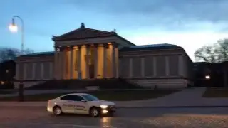 Munich - K&ouml;nigsplatz & Lenbachhaus