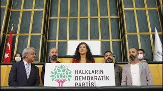 MKM'LİLER ŞARKILARINI HDP GRUBUNDA SESLENDİRDİ
