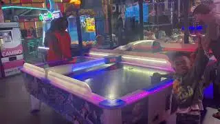 Tyzon With His Nanny Playing Table power Pong Arcade Games 🕹️ 