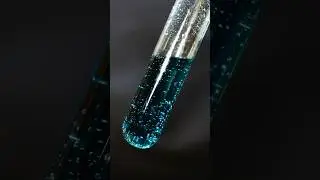 Reacci&oacute;n entre dicromato y per&oacute;xido de hidr&oacute;geno en medio &aacute;cido.
