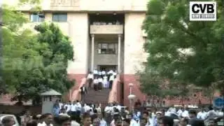 ANNA SUPPORTERS BEATEN UP OUTSIDE PATIALA HOUSE COURT