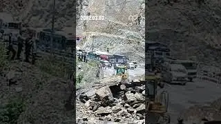 नारायणघाट(मुग्लिन सडकको तुईन खोला पुल नजिकै सुक्खा पहिरो खसेर यातायात अवरुद्ध भएको छ।
