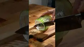 😍#cuttingcucumber #howtocutcucumber #kitchenhacks #saladprep  #cooking #vegetables #food #satisfying