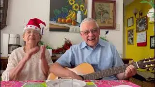 Chant de Noël par le Père Claudio Jeria et sa maman