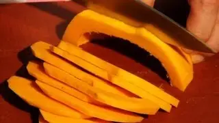 K&uuml;rbis sch&auml;len und entkernen (Einfach kochen)