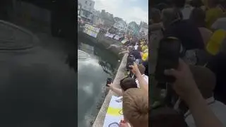 Leeds United fans celebrate their return to the Premier League with a swim! 🤣 Bravo lads #football