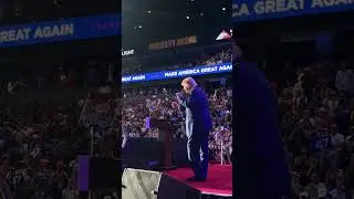 Donald Trump entertains crowd at Arizona rally 🕺