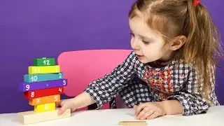 Эмми играет конструктором часы Cubika. Видео для детей
