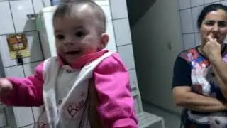 Lorena dando gritinhos pro papai