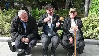 Video që s’duhet humbur, të moshuarit më gazmorë të qytetit përballë pyetjeve “të zjarrta”!