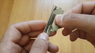 C&oacute;mo Cambiar la Cuchilla a una Navaja de Afeitar. How to put a blade into a Shavette Load Blade