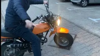 Kolleg lernt Honda CY50 fahren