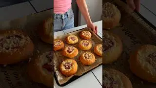 Ватрушки с клубникой и хрустящим штрейзелем