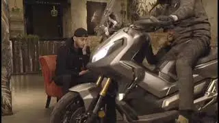 SCH qui d&eacute;barque en scooter sur l'interview de Soso Maness