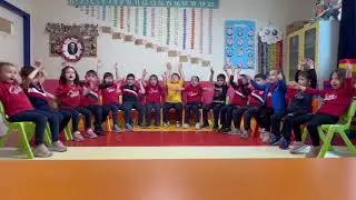 6 yaş B grubu  Parla 100.Yıl Marşı eşliğinde ritim ve perküsyon çalışması gerçekleştirdi.