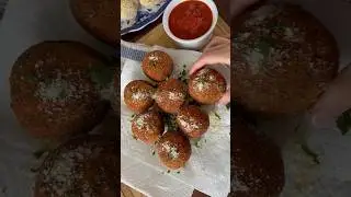 Аранчини с макаронами и сыром | Панированные шарики из макарон с сыром, обжаренные во фритюре, по...