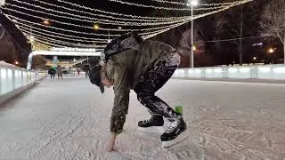 Лев упал на катке