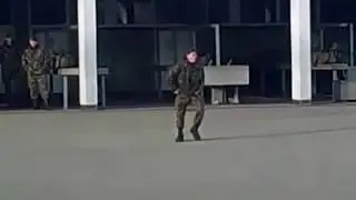 Солдат танцует в стиле Майкла Джексона на плацу