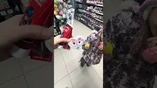 Какую бомбочку для ванны нашла Тася? #дети #магазин #покупки #бомбочкидляванны