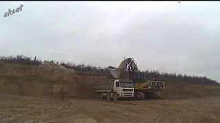 86-тонный экскаватор Cat 385C со скальным, прямым ковшом Загрузка самосвала.