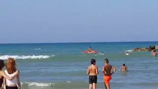 salvataggio in mare - bagnina recupera donna in difficoltà