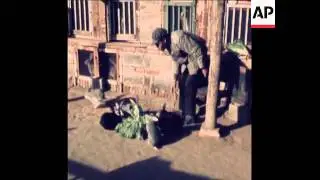 SYND 9-11-72 CHINESE GOVERNMENT OFFICIALS AND COMMUNIST PARTY ORGANISERS, WORK ON A FARM