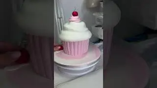 Giant cupcake cake 🍒 #cake #cakedecorating #caketutorial #cakeshorts #cakedesign