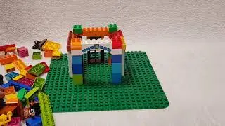Building a simple house with LEGO DUPLO bricks for kids and their parents!