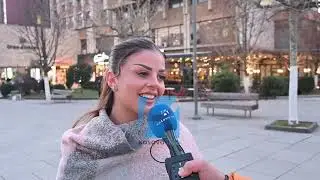 Zëri i mrekullueshëm që këndon bashkë me gazetaren  këngën e kanagjegjit në sheshin e Prishtinës!